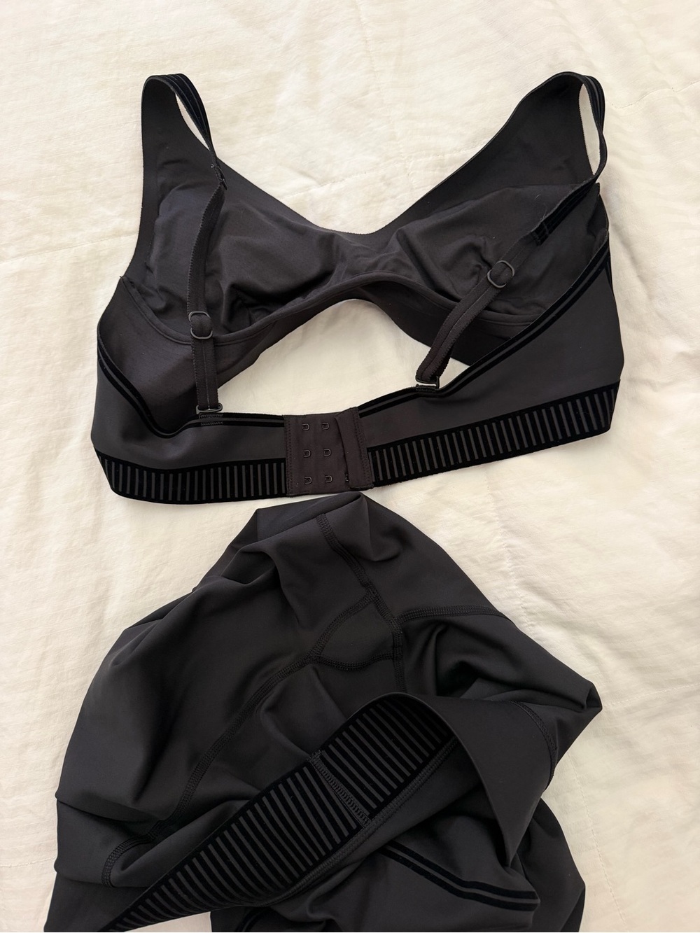 Alo Black airlift Sports Bra & Legging Set - Picture 4 of 5